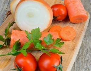 Video tutorial in cucina: carote, cipolle e pomodori