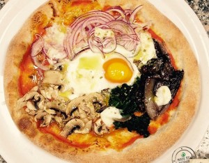Pizza integrale con verdure, funghi e uovo