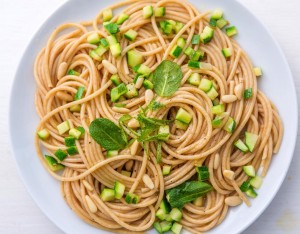 Spaghetti integrali con zucchine al lime e menta