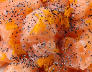 Salmone all'arancia con semi di papavero