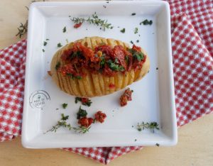 In cucina con la Redazione: patate Hasselback con pesto di rucola e pomodori secchi