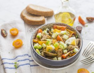 Panzanella con capperi, pomodorini e uova sode