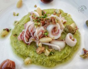 In cucina con la Redazione: seppie su crema di broccoli con capperi, olive e pinoli