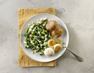 Patate novelle croccanti con asparagi saltati, uova barzotte e dressing allo yogurt e senape