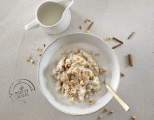Porridge di avena alla pera e nocciole