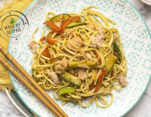 Noodles con tonno, verdure e salsa di soia